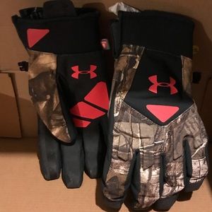 Brand new/never worn, lost tags ( tag holder is still attached)Under Armour glov